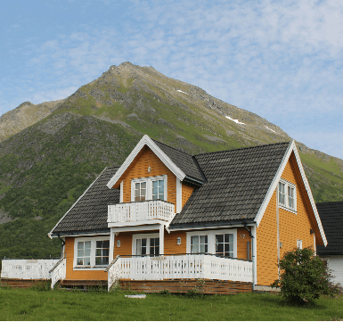 View of a cultured house with a mountainous background, enhancing its scenic beauty.